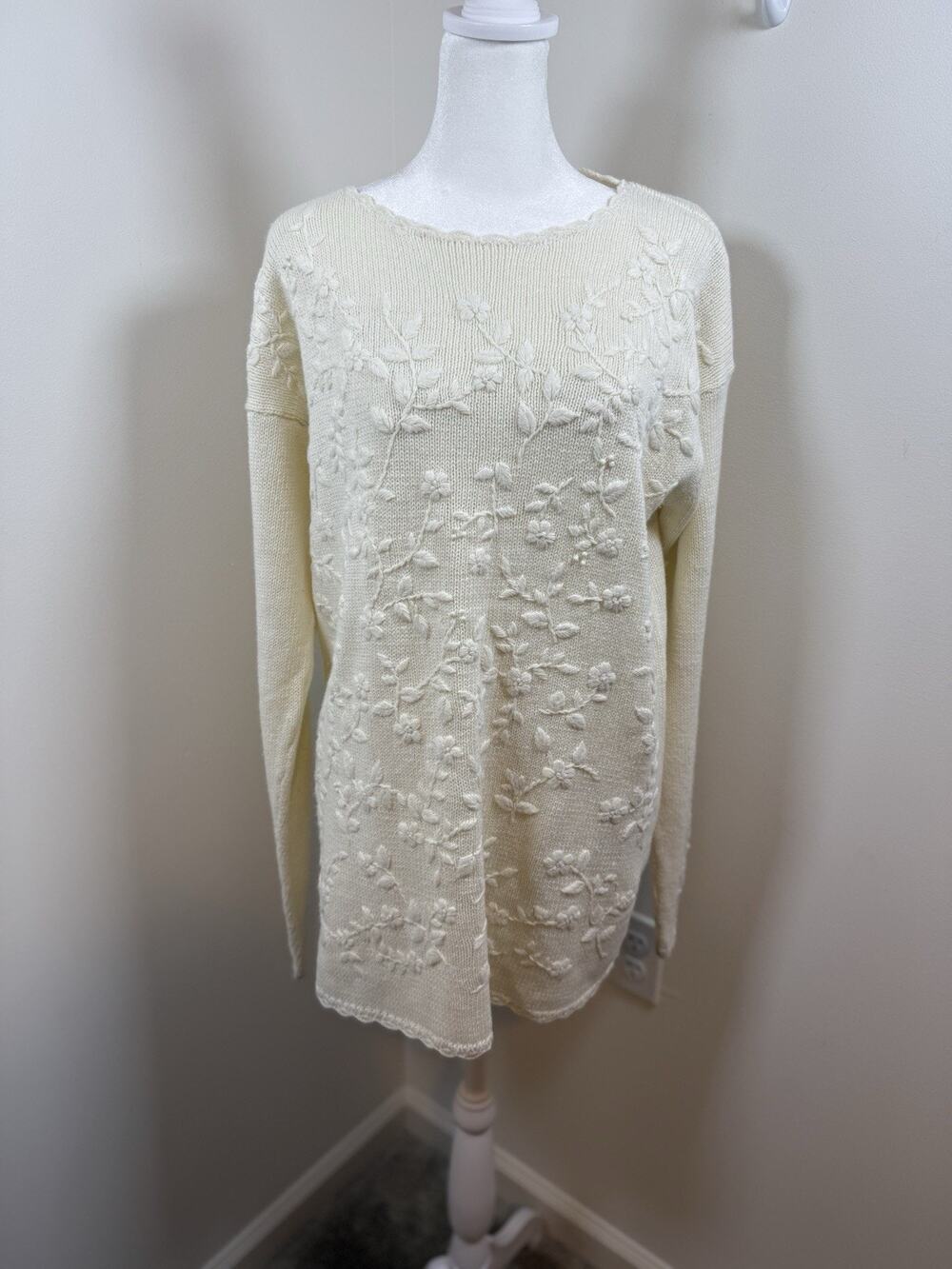 Pictures Vintage Sweater Size Large Women’s White Cream Embroidered Floral 90s
